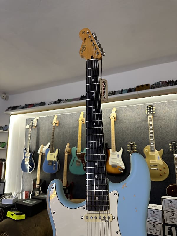 Cheap guitar find: Loar LH-319 VS with P-90's