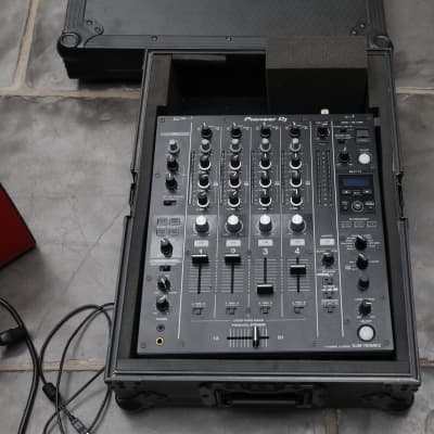 Pioneer DJM-750MK2 4-Channel Professional DJ Mixer with Gorilla Flight Case (Stealth Edition Black) image 3