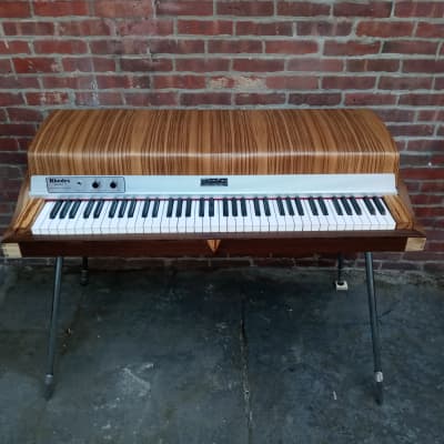 Rhodes MK8 Deluxe Studio WalnutRhodes MK8 Deluxe Studio Walnut  