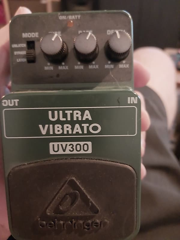 Behringer Uv300