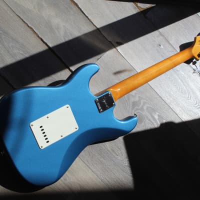 SQUIER Limited Edition Classic Vibe™ '60s Stratocaster HSS, Laurel Fingerboard, Parchment Pickguard, Matching Headstock, Lake Placid Blue, 4, 02 KG imagen 2