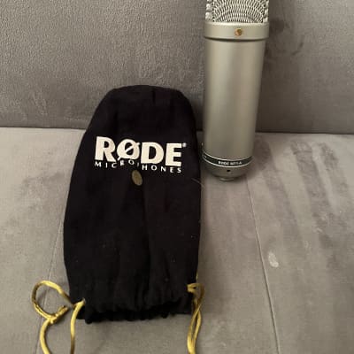 RODE NT1-A Large Diaphragm Cardioid Condenser Microphone 2002 - Present - Silver