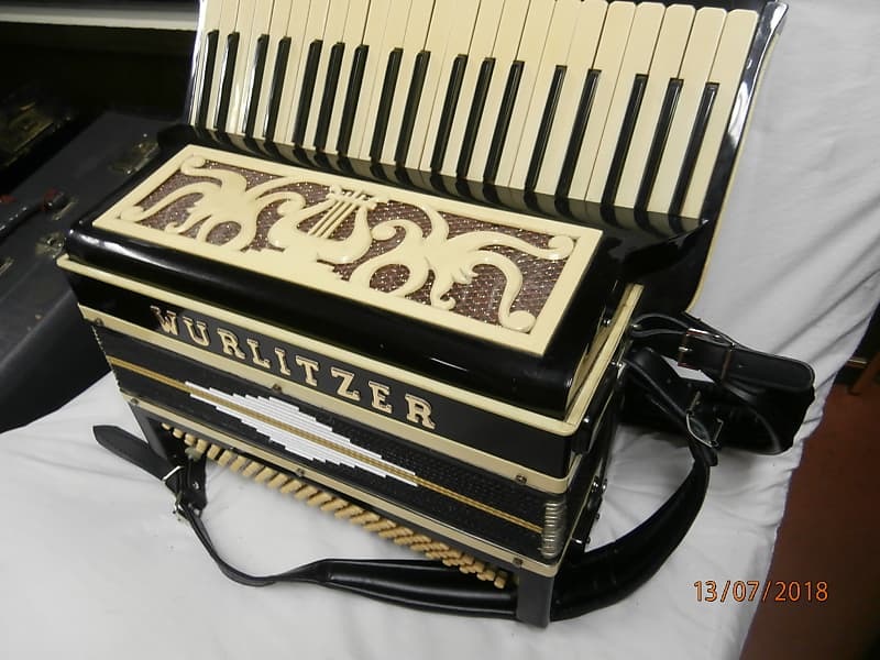 Wurlitzer 1984079 120 bass piano accordion 1925- 1930 Black