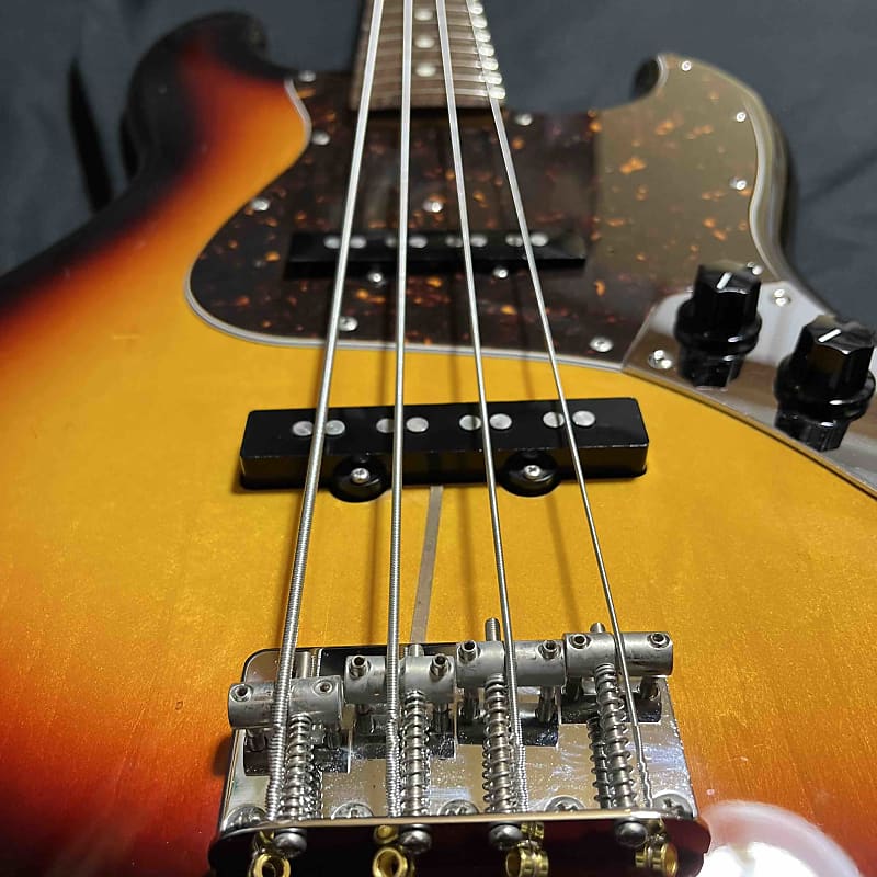 2017 Fender Japan JB62-58 1962's Reissue Jazz Bass 3tone Sunburst