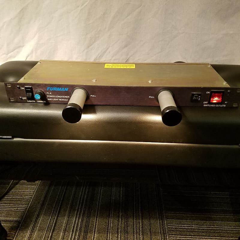 Furman PL8 Power Conditioner and Light Module 2000s - Black  			