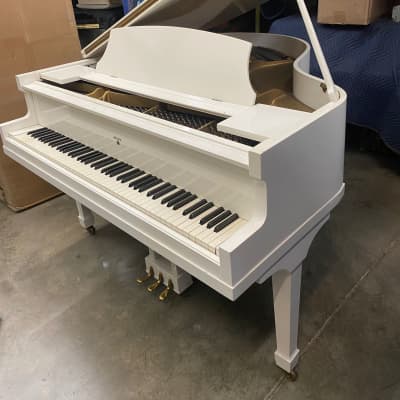 Sweet white baby grand piano 4'10'' image 3