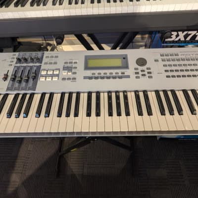 Yamaha Motif ES 6 Production Synthesizer 2000s - Gray