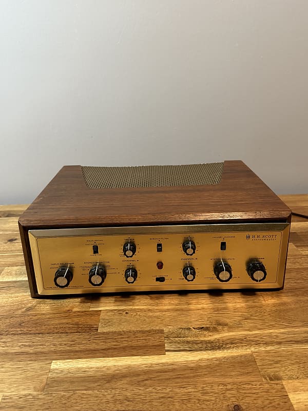 H H Scott  222B tube integrated power amplifier with wooden cade  			