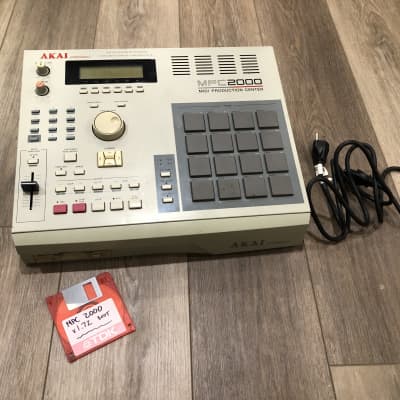 Akai mpc 2000 MPC2000 clean recently serviced , new pads , slider