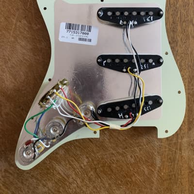 Fender Player Series Stratocaster Loaded Pickguard and Tremolo Plate in Mint image 3