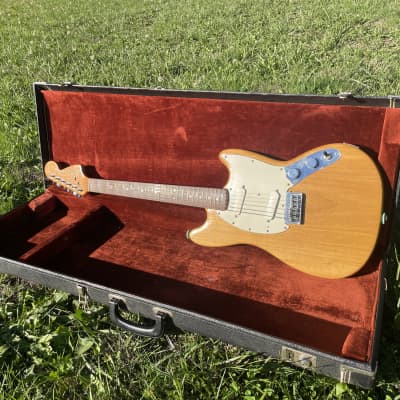 1973 Fender Musicmaster in Natural- Professional set up- Fender hard shell case image 2
