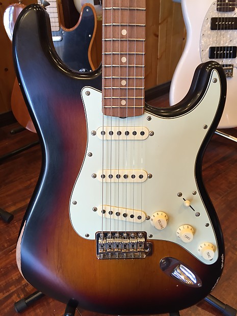 Fender Road Worn '60s Stratocaster 3-Color Sunburst Electric Guitar w/  Deluxe Gigbag