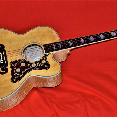 GIBSON SJ-200 EC CUTAWAY WITH PICKUP. ANTIQUE NATURAL
