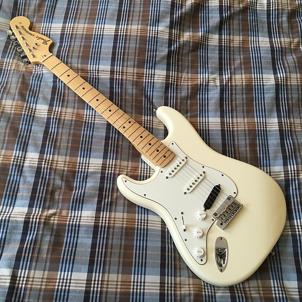 Left handed sales white stratocaster