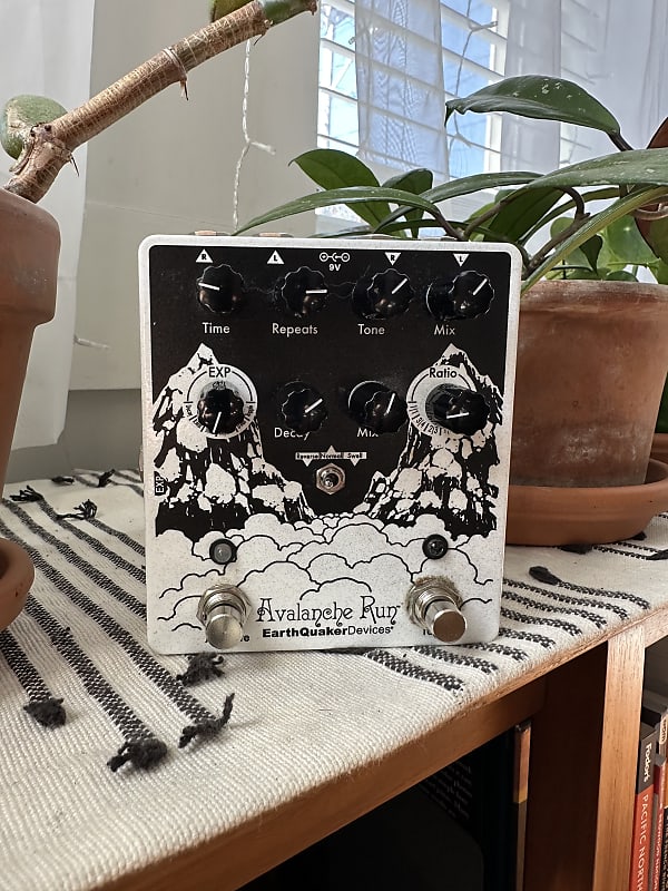 EarthQuaker Devices Avalanche Run Stereo Reverb & Delay with Tap Tempo V2 Limited Edition