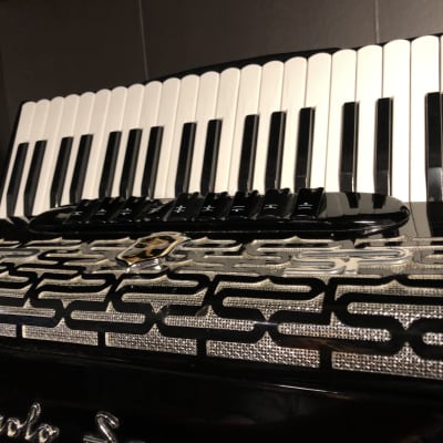 Accordion Paolo Soprani Cassotto 9 Register 4 choirs with case image 3