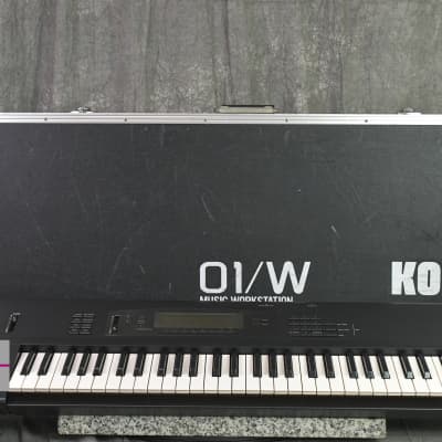 Korg 01/W FD Music Workstation Synthesizer with Hard case in very good condition