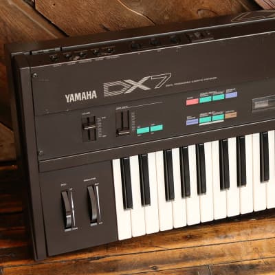 Yamaha DX-7 Digital FM Synthesizer w/ Original Brown Case 100V image 2