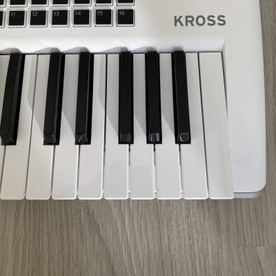 Korg KROSS 2 61-MB 61-Key Synthesizer Workstation Pure White