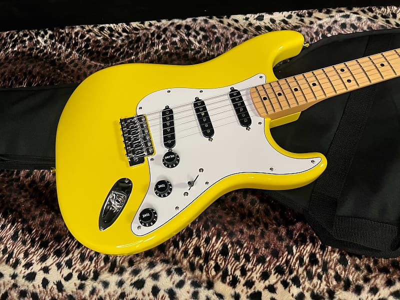 Fender mij ltd 60s store strat hss graffiti yellow