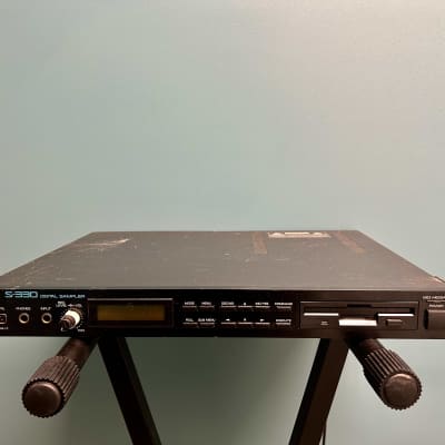 Roland S-330 Digital Sampler