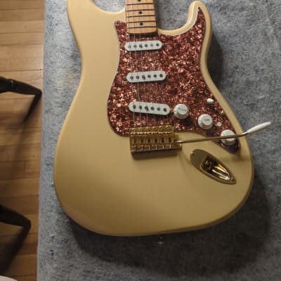 Fender Deluxe Players Stratocaster with Maple Fretboard 2005 - 2016 - Honey Blonde for sale