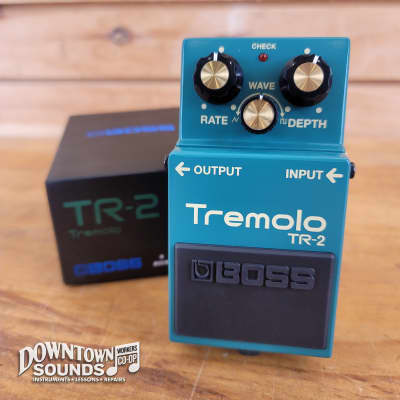 Boss TR-2 Tremolo Pedal Bundle with Pedaltrain Official Hook-and 