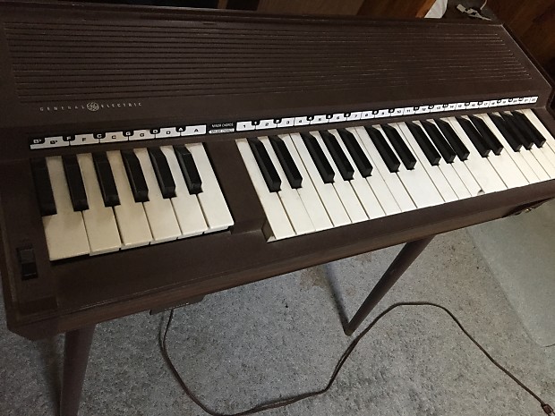 General Electric Portable Chord Organ with Legs Model N3815 Brown