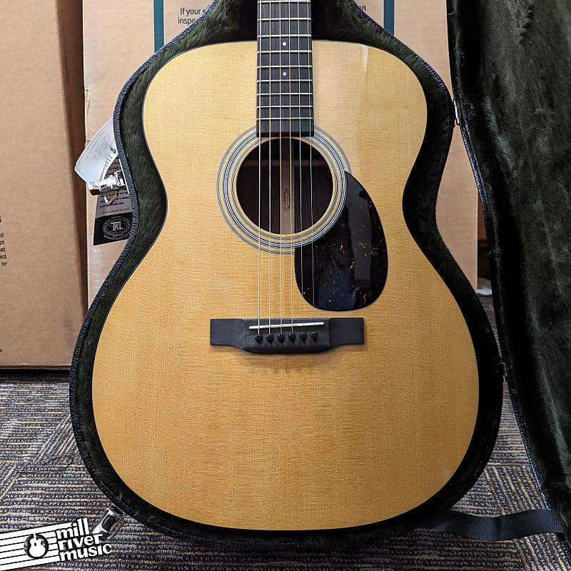 Martin OM-21 - Acoustic Guitar - Natural w/Hardshell Case