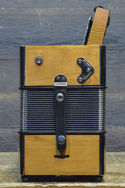 Hohner Morgane 2-Row 8-Bass 21-Button A/D Natural Diatonic