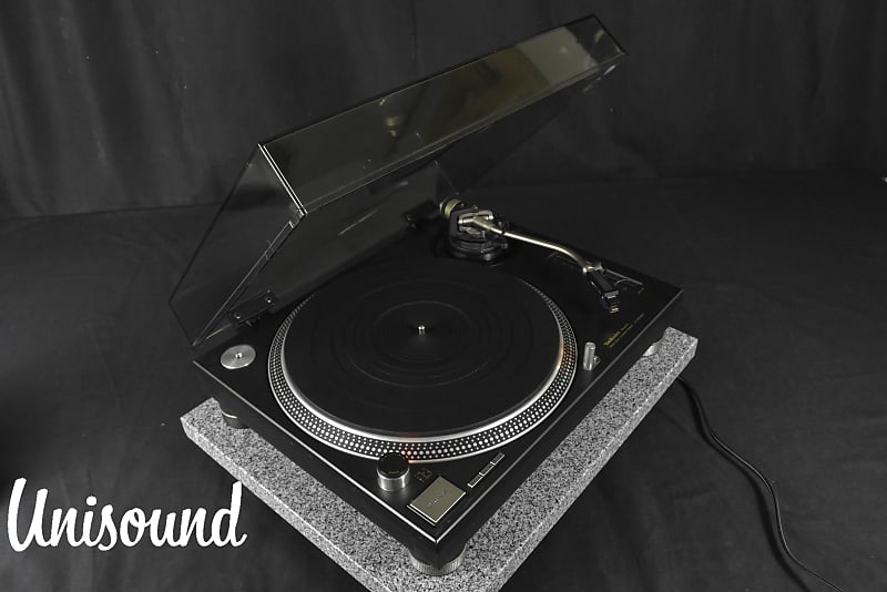 Technics SL-1200MK4 Black direct drive turntable in Very Good Condition.