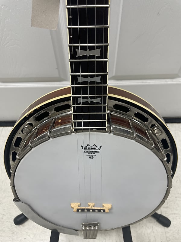 Saga 70's 5-String Banjo w/ Case