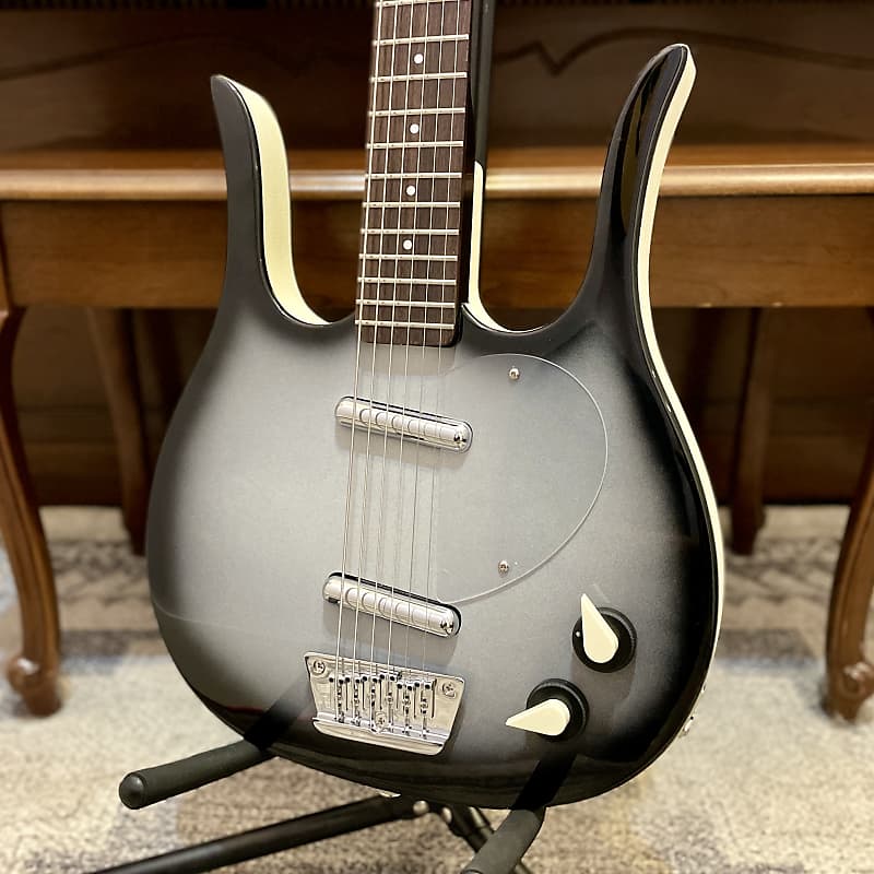 Danelectro longhorn store baritone