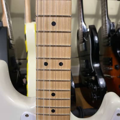 Squier Mini Stratocaster V2 with Maple Fretboard 2018 - Present Arctic White image 12