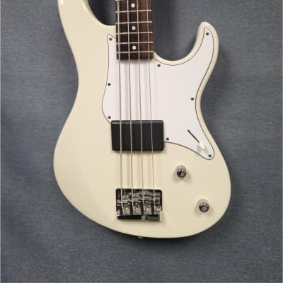 Yamaha Attitude Deluxe bass - White - PreOwned - includes