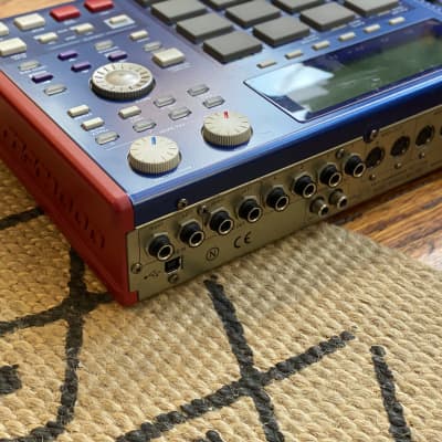 Akai MPC1000 MIDI Production Center - Blue & Red image 4