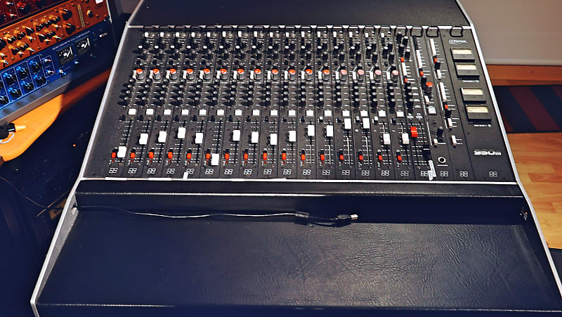 Harrison console 950 M 16 frame full 2011 16 Mic pre, 16 chnn, 16 eq modules, center section complete image 1