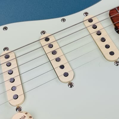 Fender '60s Vintera Stratocaster, MIM 2019 - Ice Blue Metallic image 10