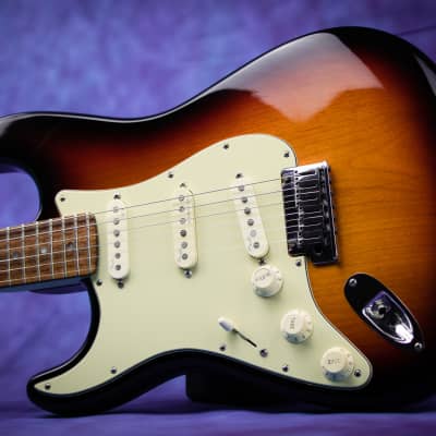 Fender American Deluxe Stratocaster Left-Handed with Rosewood Fretboard 2010 - 3-Color Sunburst w/ Fender Deluxe Molded Case for sale