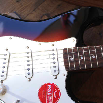Squier Classic Vibe '60s Stratocaster, Laurel Fingerboard, 3-Color Sunburst, 3, 27 KG imagen 7