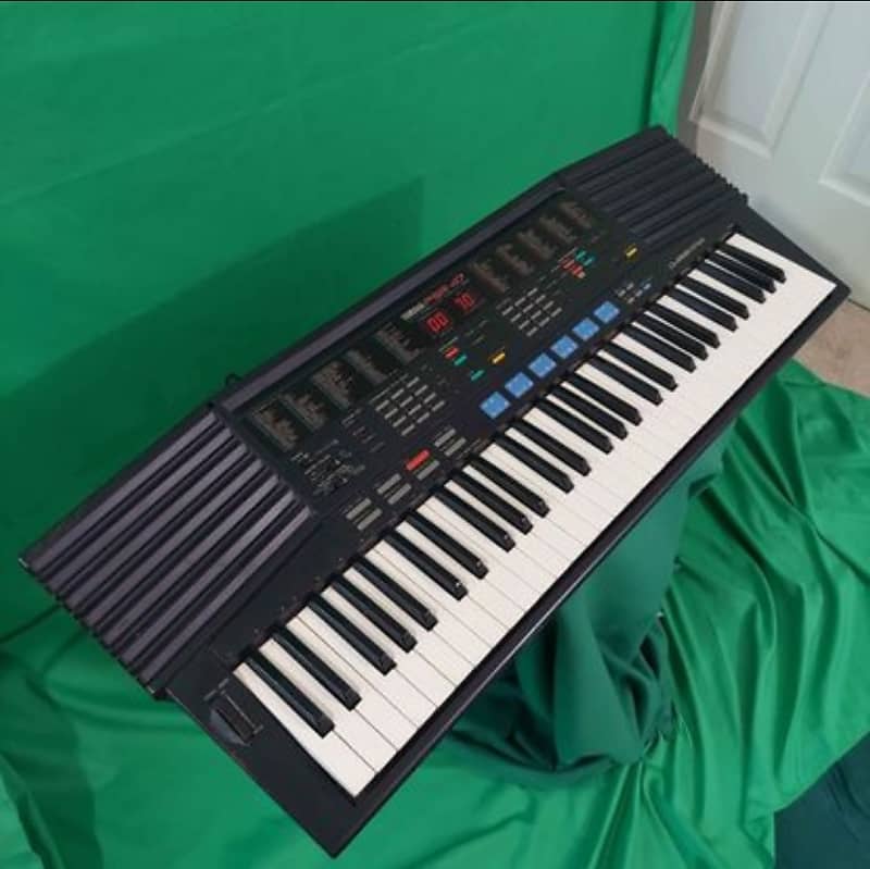 Yamaha PSR47 Portable 61 key KEYBORD SYNTHESIZER With DRUM Reverb