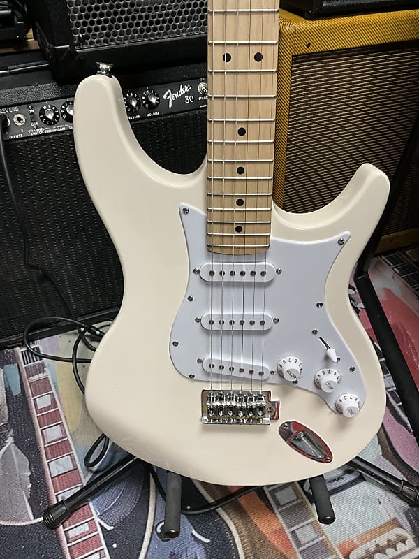 Behringer IAXE 624 CENTARI USB Guitar in white solid body