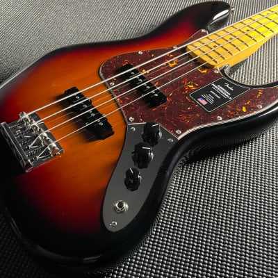 Fender American Professional II Jazz Bass, Maple- 3-Color Sunburst (US23117647) image 3