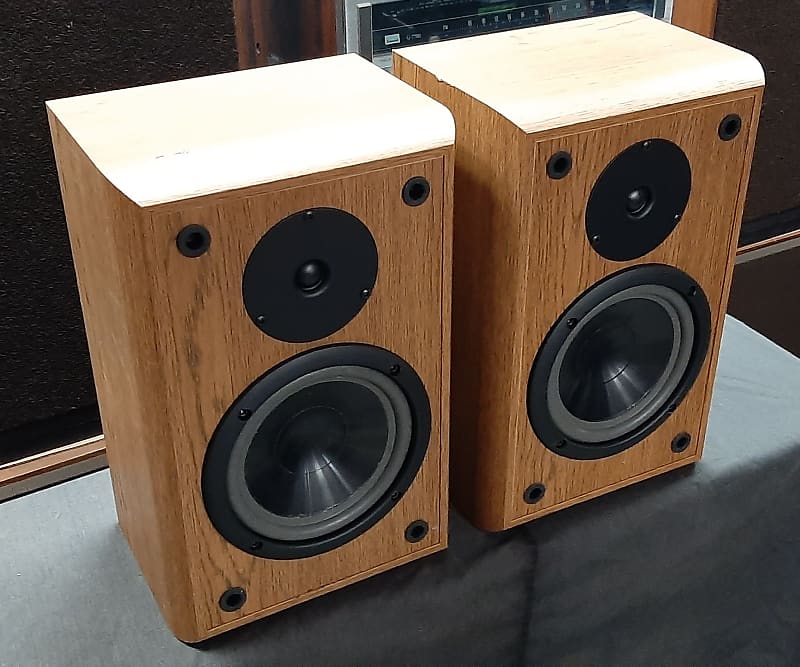 2) Infinity Reference One Bookshelf Speakers | Reverb