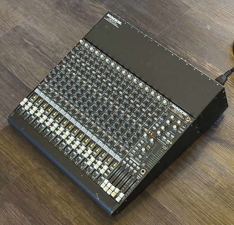 Mackie 1604-VLZ Pro 16-Channel Mic / Line Mixer | Reverb