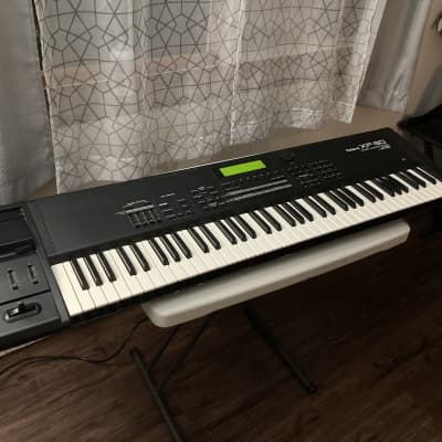 Roland XP-80 76-Key 64-Voice Music Workstation Keyboard 1999 - 2004 - Black
