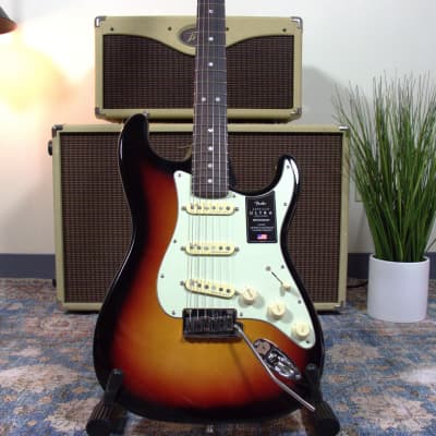 Fender – American Ultra Stratocaster – Ultraburst – w/Flight Case image 2