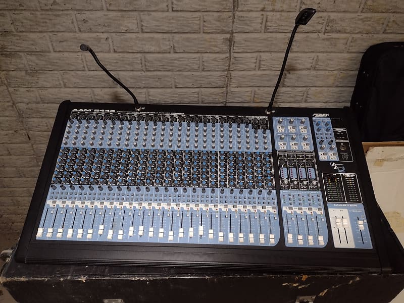 Peavey AAM 2443 Unpowered Mixer With Heavy Duty Rolling Case Reverb