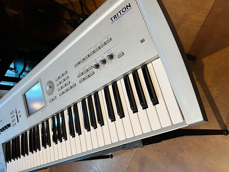 Korg Triton 61-Key 62-Voice Polyphonic Workstation (1999 - 2000)