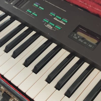 Yamaha DX21 Keyboard Synthesizer w/Case image 3